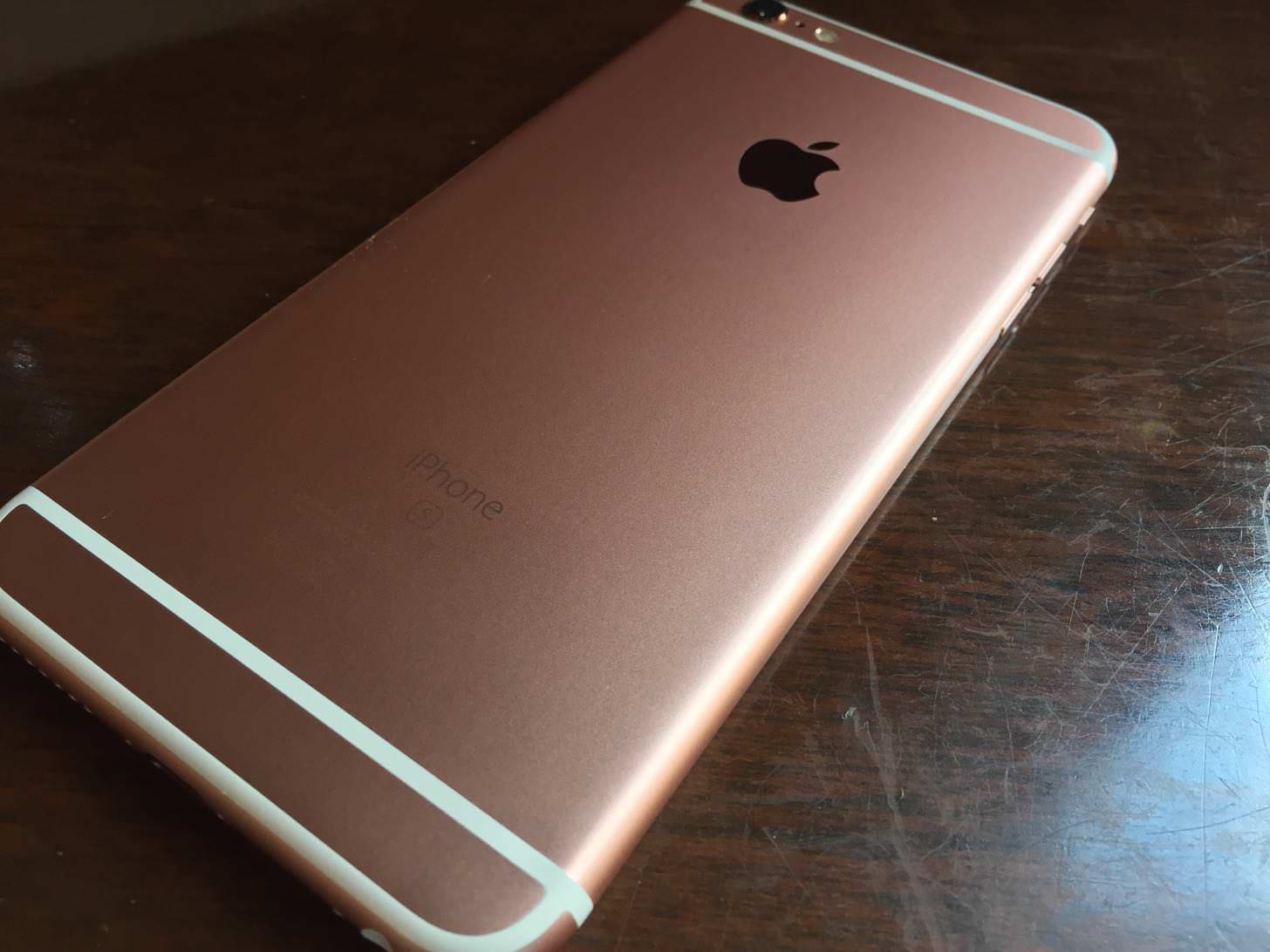 iPhone 6s Plus ローズゴールド 64GBの右サイド。