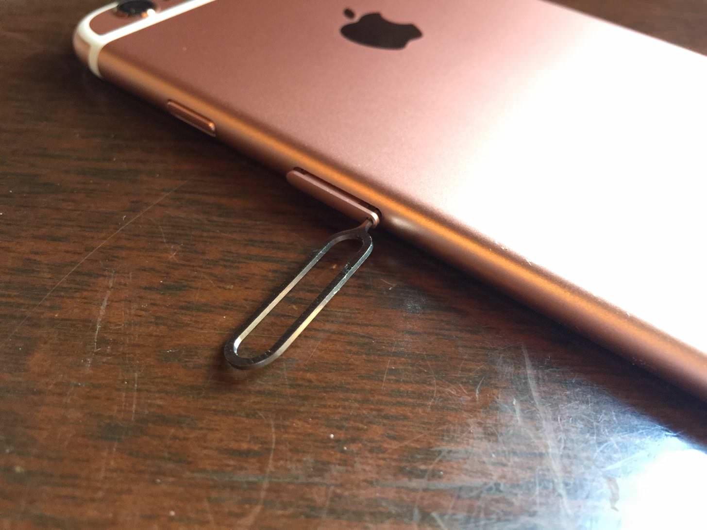 iPhone 6s Plus ローズゴールド 64GBのSIMポケット