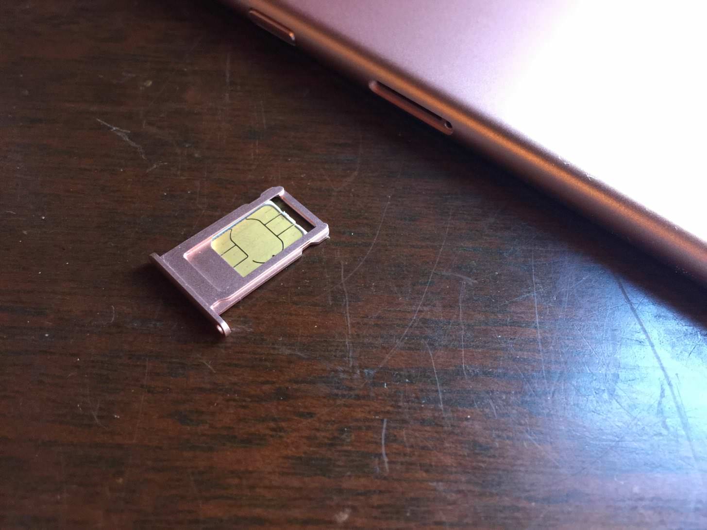 iPhone 6s Plus ローズゴールド 64GBにSIMを挿入。
