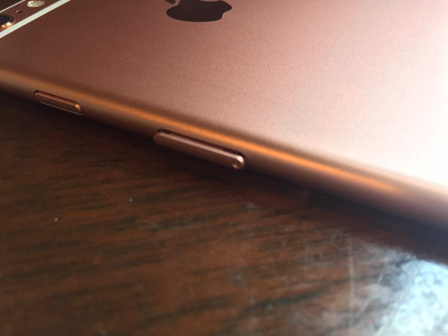 iPhone 6s Plus ローズゴールド 64GBにSIM挿入ジャキーン！