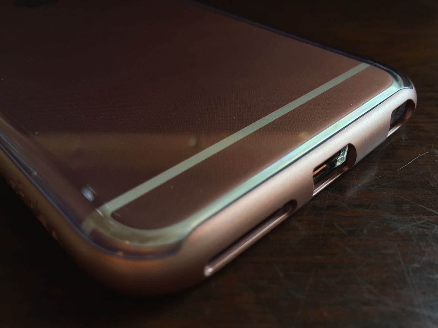 spigen NEO HYBLID EXのスピーカーとイヤホン穴
