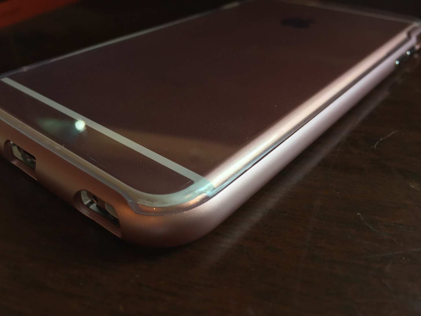 spigen NEO HYBLID EXのイヤホン穴