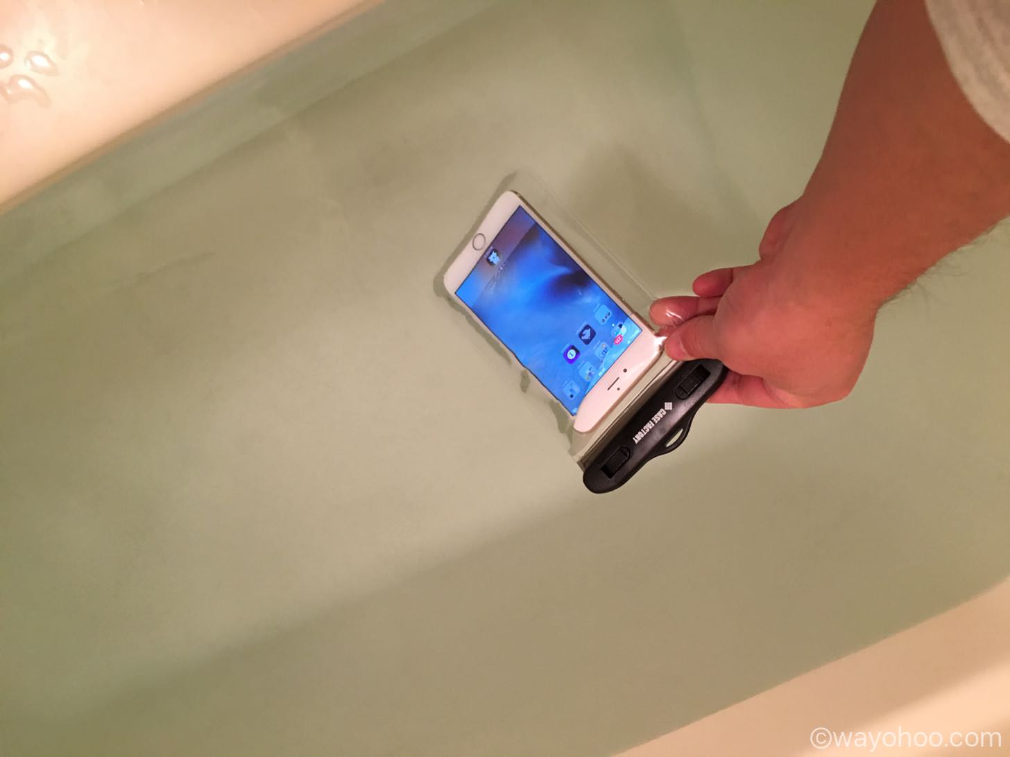CASE FACTORY 防水ケース AQUA MARINA をお風呂の中に