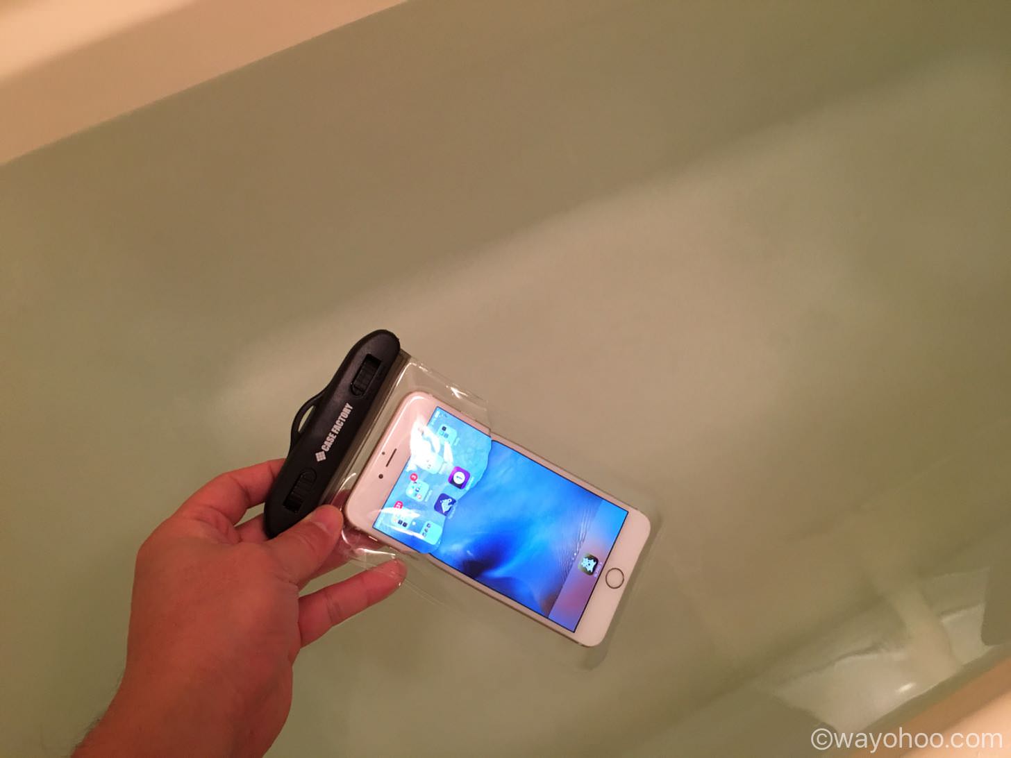 CASE FACTORY 防水ケース AQUA MARINA がお風呂の中に
