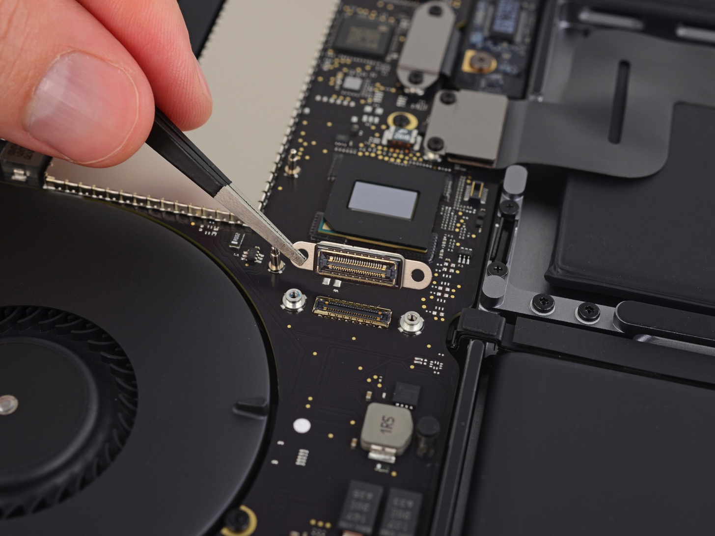 Touch Bar搭載のMacBook Pro用のSSDレスキューコネクタ?
