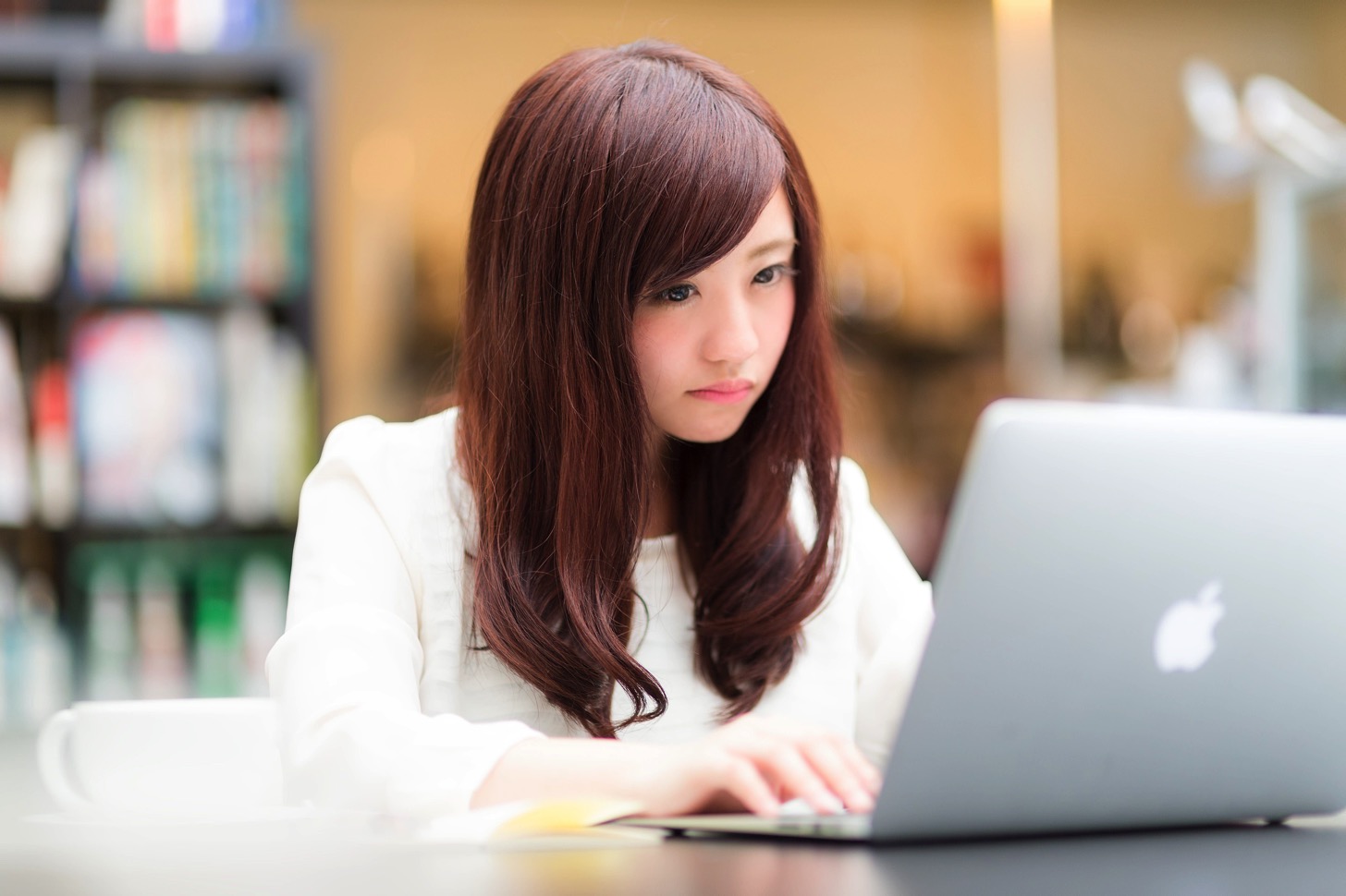 CSSを書く女性