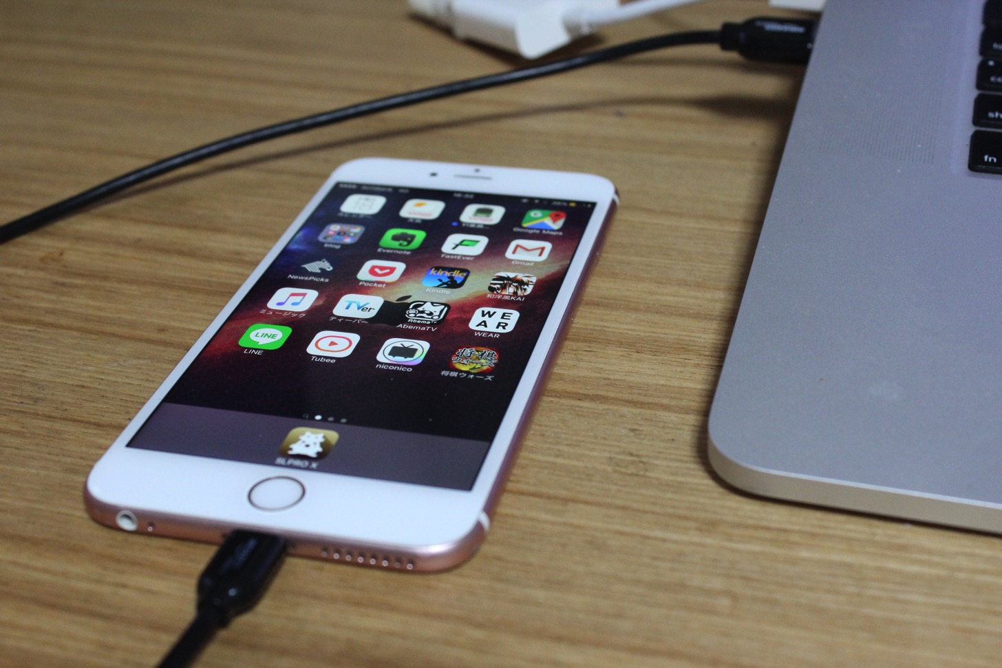 パソコンにiPhone/iPadを接続する。
