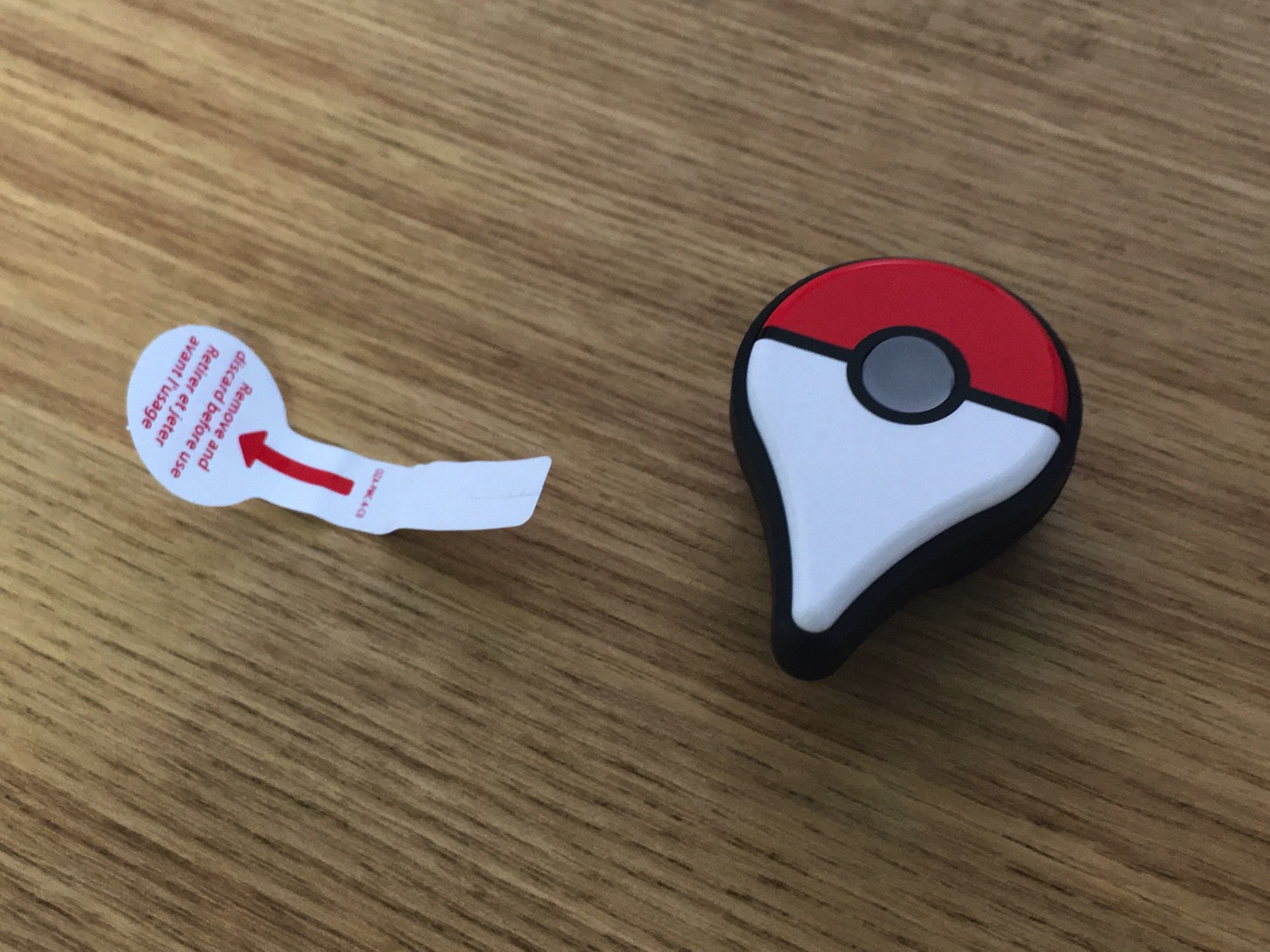 Pokémon GO Plusの絶縁シートを外す。