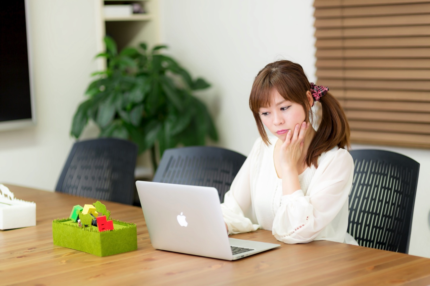 CSSを思案する女子。