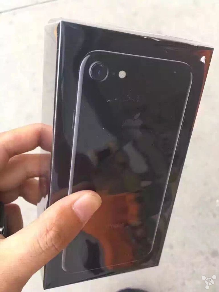 iPhone 7の新色ジェットブラックのパッケージ