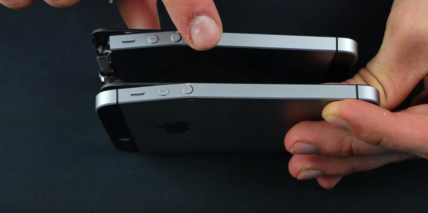 Iphone se is bent by hand of man 2