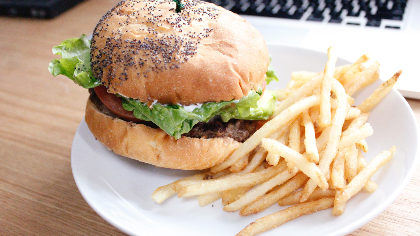 KUA'ANINAのアボガドバーガーとからあげクン