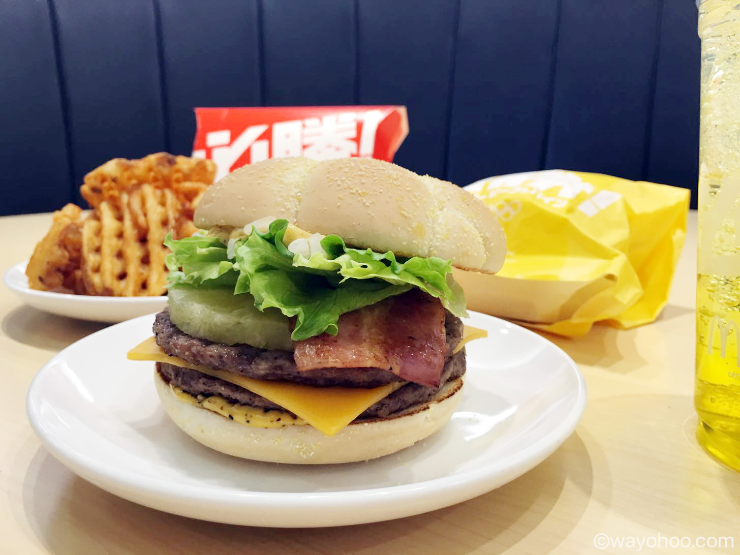 必勝バーガービーフ＆パインを横から見てみました。