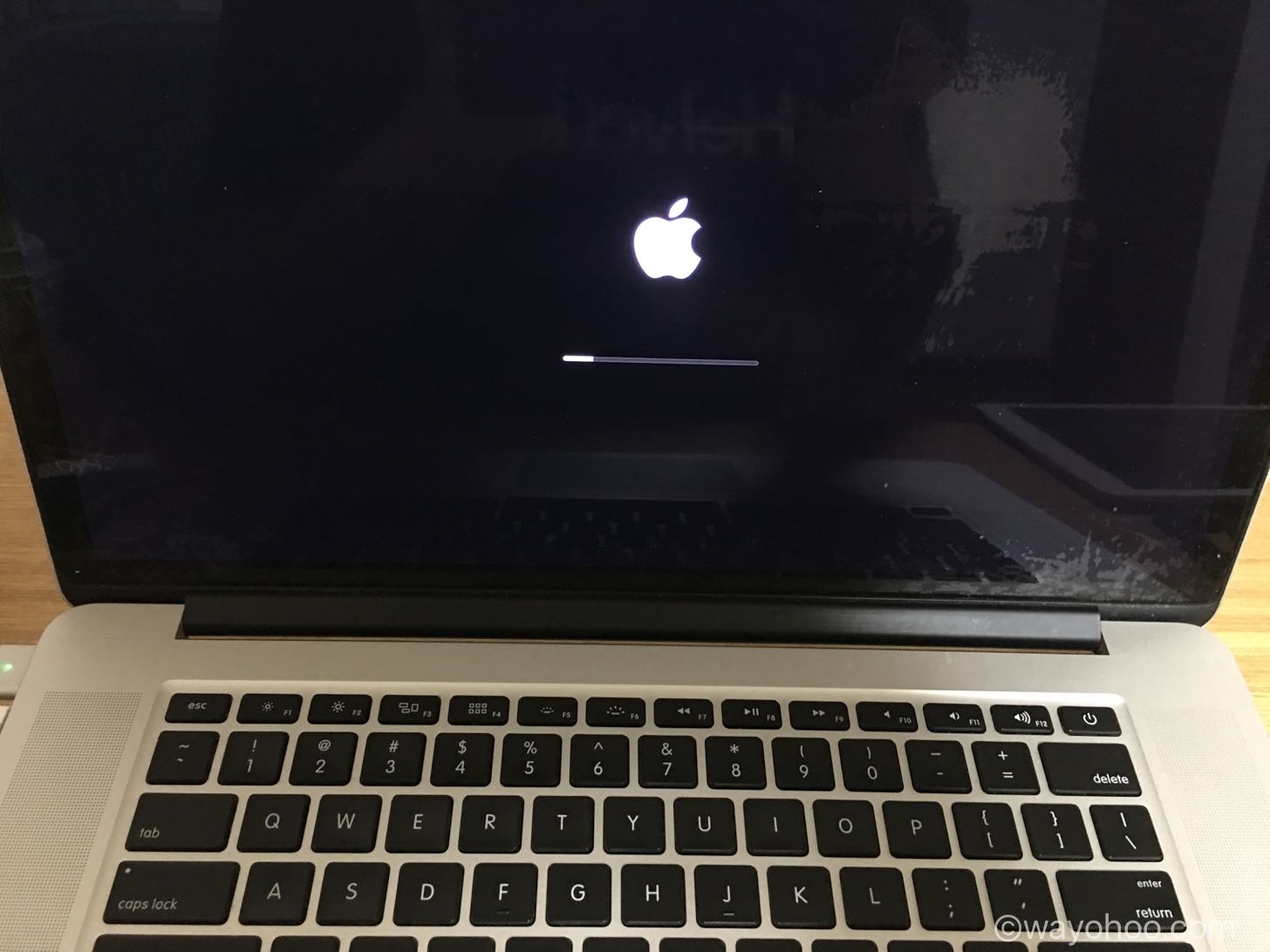 Appleマークが出たらキーから指を離す。