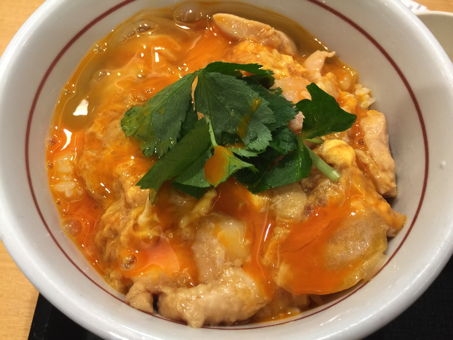 なか卯の親子丼にさらに生卵を投入。