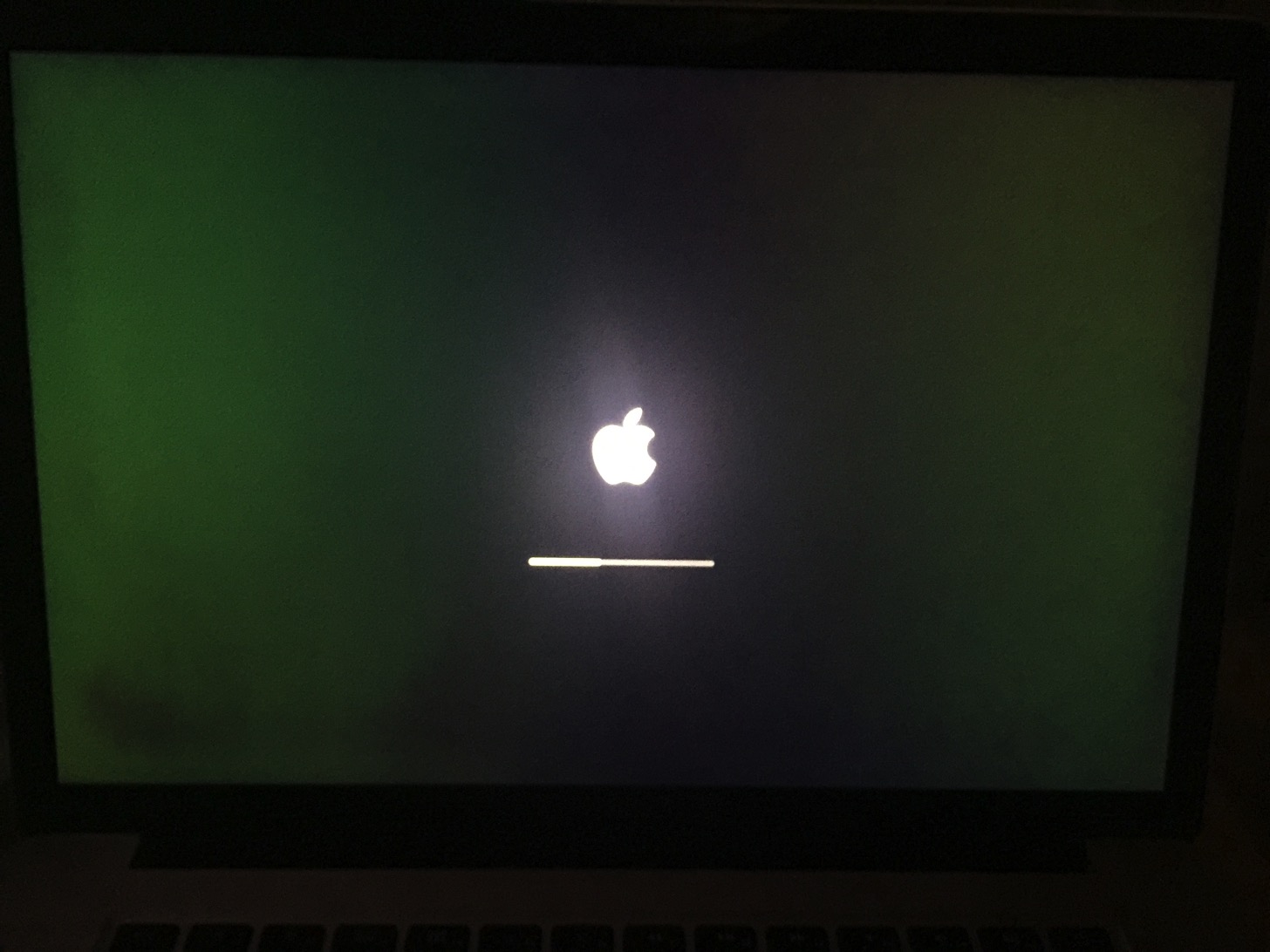 Appleマークが出たらキーから指を離す。