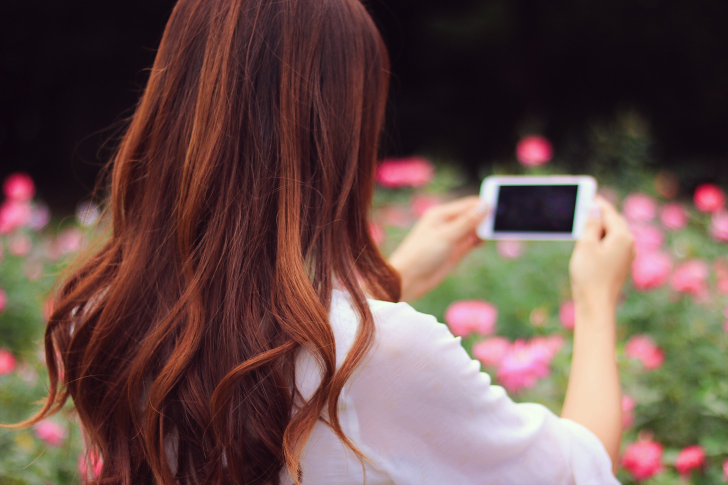 iPhoneで写真を撮る女の子