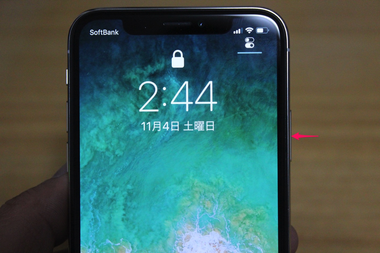 サイドボタンをアップルマークが出るまで押し続ける。