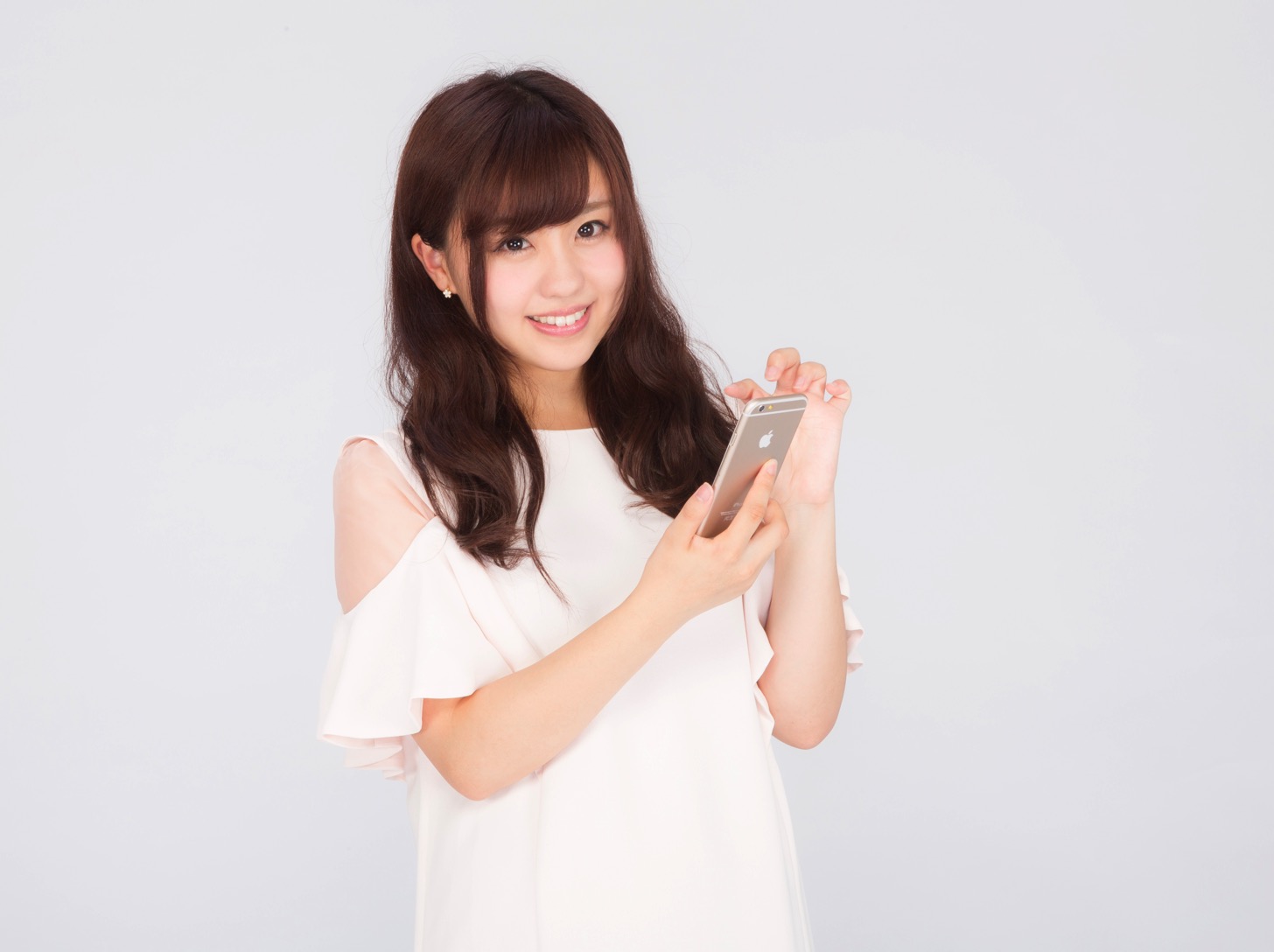 iPhoneを持っている女性