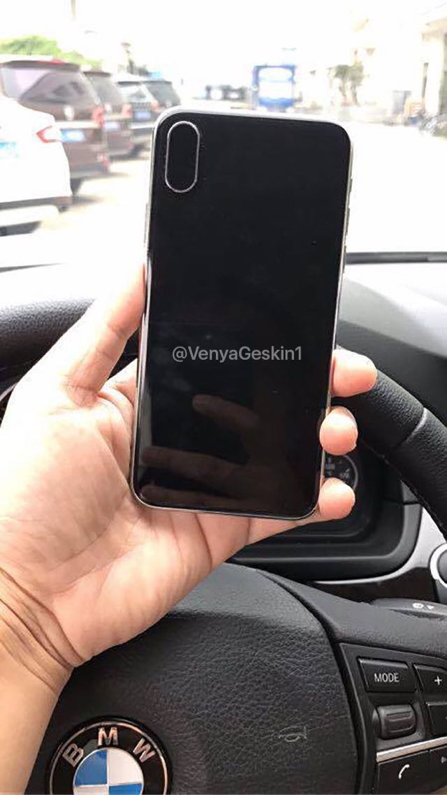 iPhone 8の模型の背面。