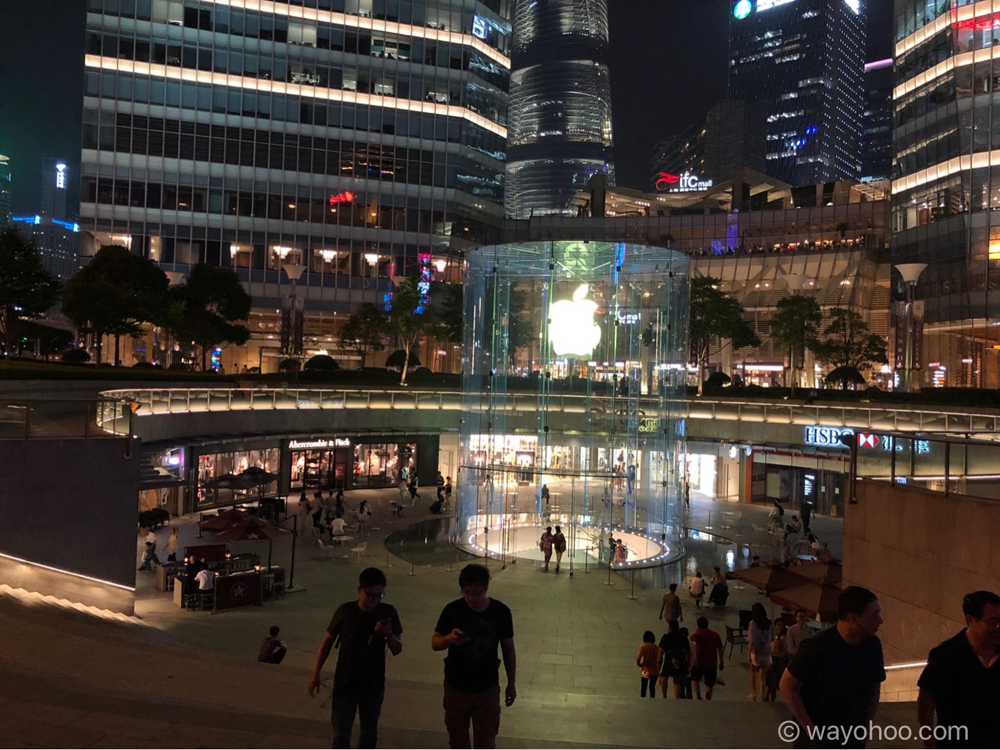 夜のApple Store上海