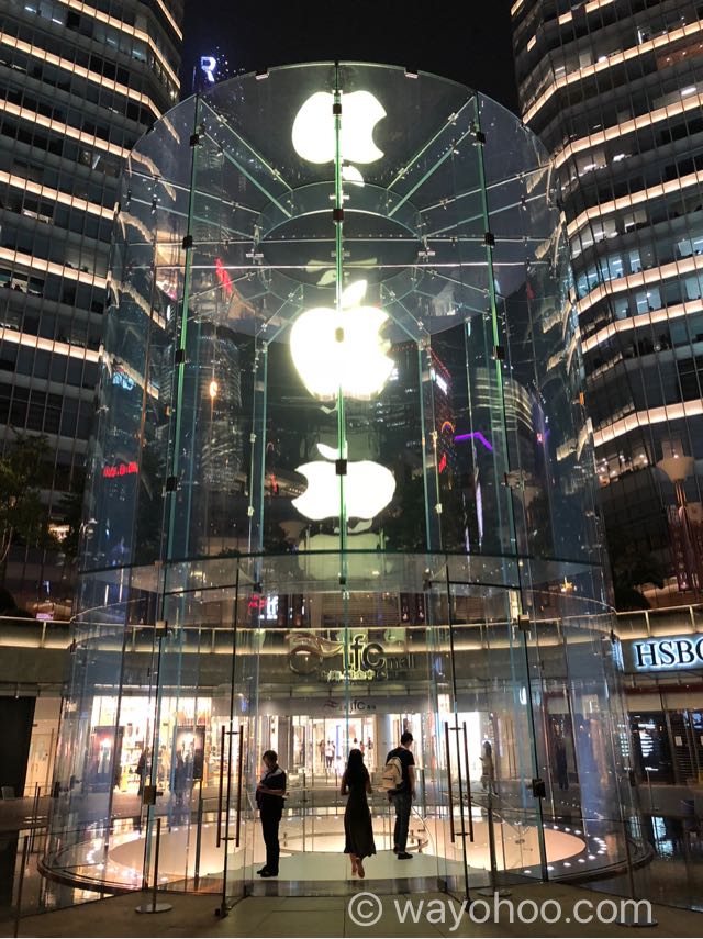 夜のApple Store上海のアップルロゴ
