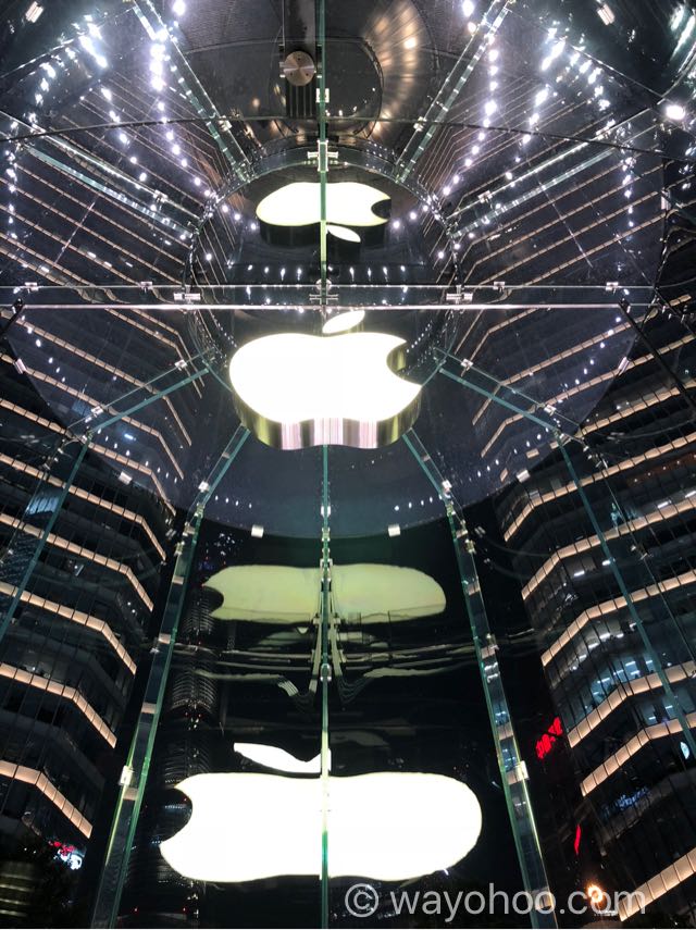 下から煽ったApple Store上海のアップルロゴ