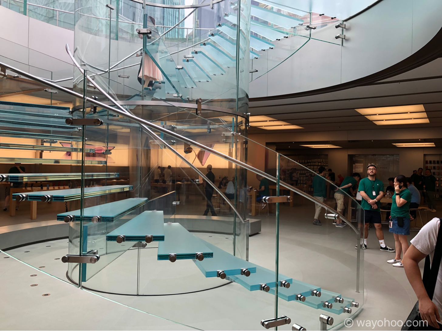 Apple Store上海のガラスの螺旋階段。