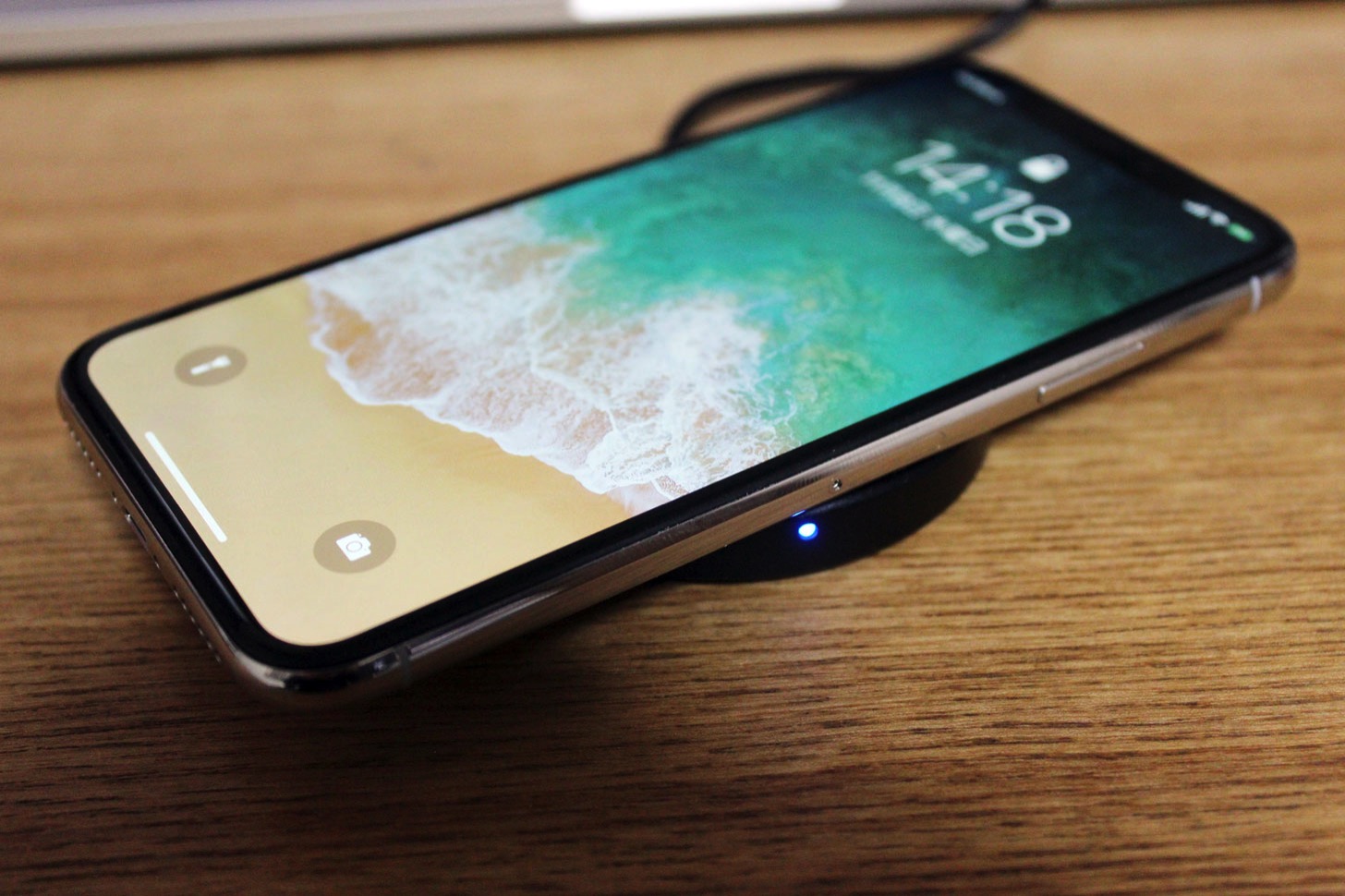 iPhone X、ワイヤレス充電中。