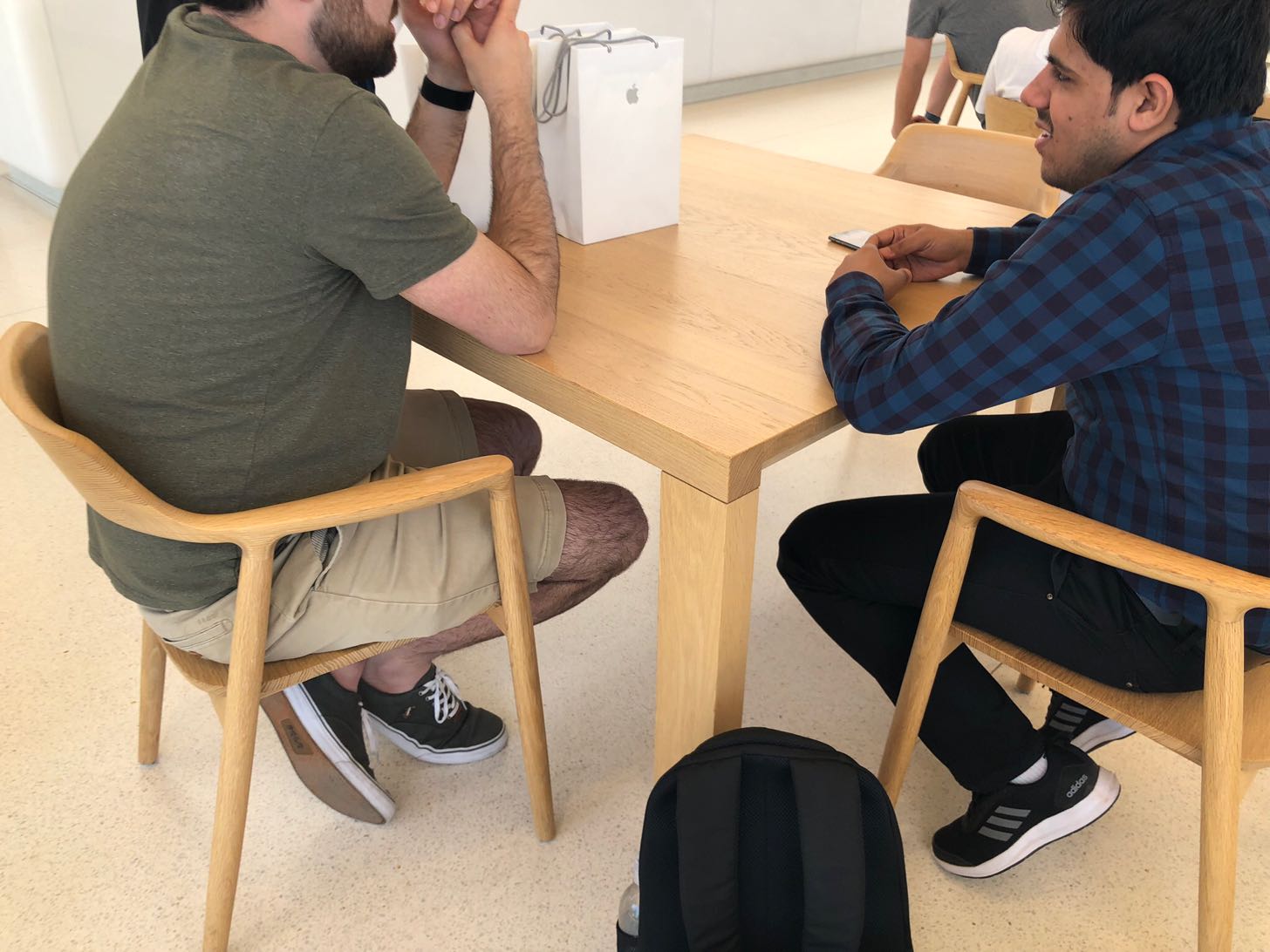 Apple Parkビジターセンターのテーブル