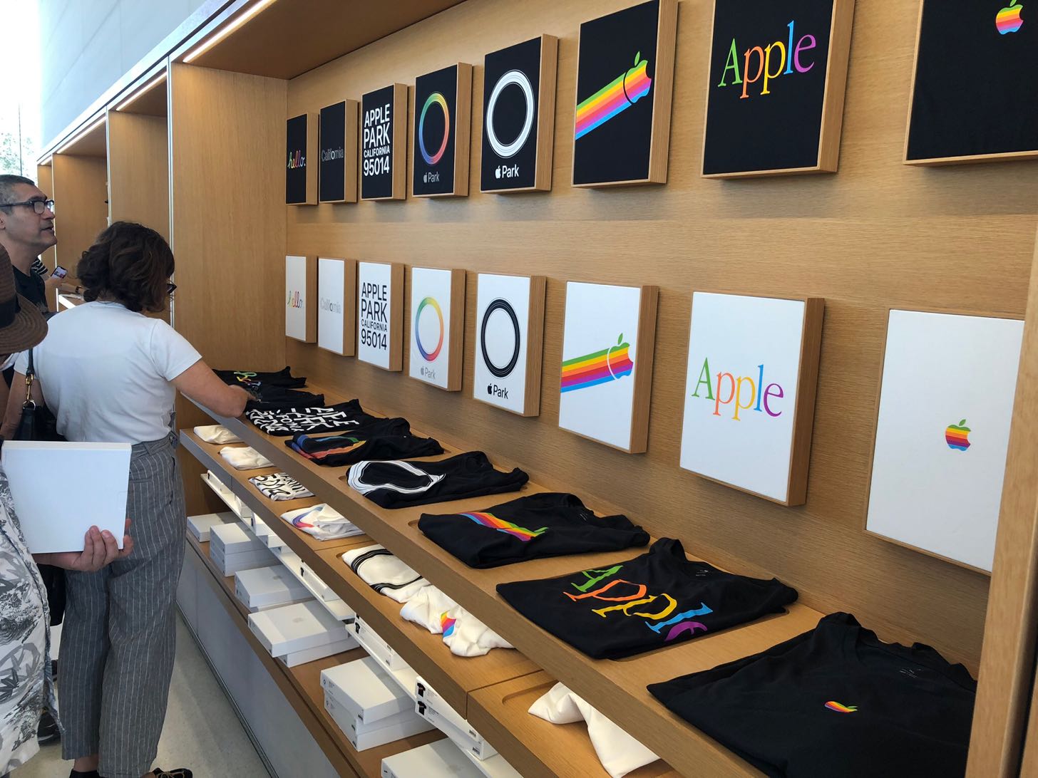 Apple Parkビジターセンター限定のTシャツ売り場