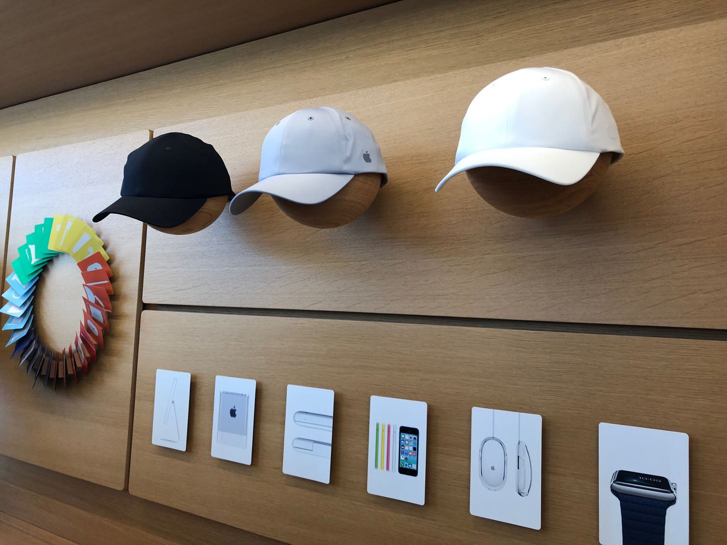 Apple Parkビジターセンター限定のキャップ
