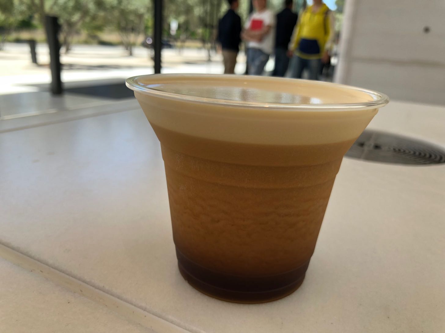 Apple Parkの形をしたアイスコーヒー