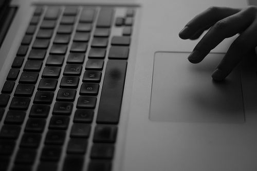 MacBookのタッチパッドをポンと叩く事で「クリック」、「右クリック」が楽勝に出来ちゃう方法教えます！