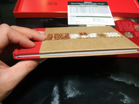 この一見歌詞カードらしき小冊子なんですが、実は写真集