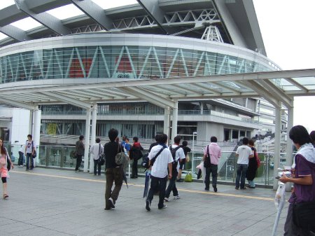 ふと右をみると巨大なアリーナが・・・。