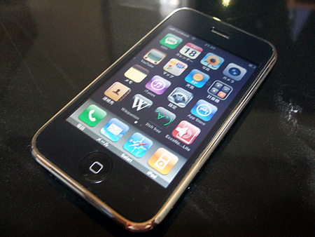 アンチグレアフィルムセットでiPhoneを点灯。