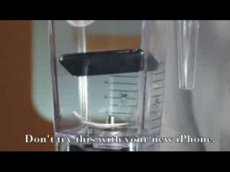 iPhone 3Gをいきなり粉砕！ミキサーにかけてしまう動画