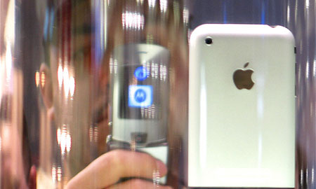 ニューヨークじゃiPhone 3G購入に行列ができている。