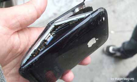 iPhone 3Gホワイトモデルの裏側に傷が世界中で入りまくり。