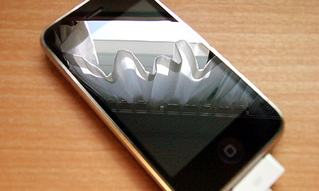 iPhoneの画面が映らなくなったら復元してみると治るそうですよー。