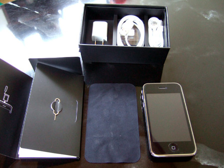 iPhone 3Gの内容物。