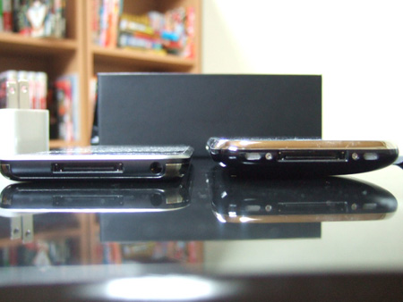 iPhone 3Gの方がほぼ倍の厚み。