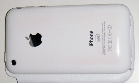 iPhone 3GSの白がたとえ変色してもアルコールで拭けば元通りらしいです。