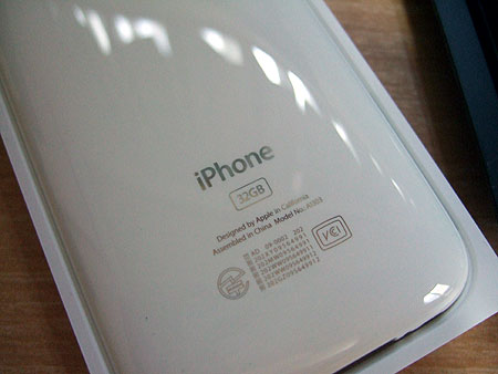 iPhone 3GSの裏は製品名もクローム