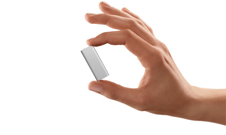 新iPod Shuffleは「しゃべる」VoiceOver機能を携えて登場。