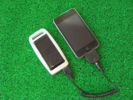 iPhoneを太陽光で充電が出来る「モバイルソーラー充電器」