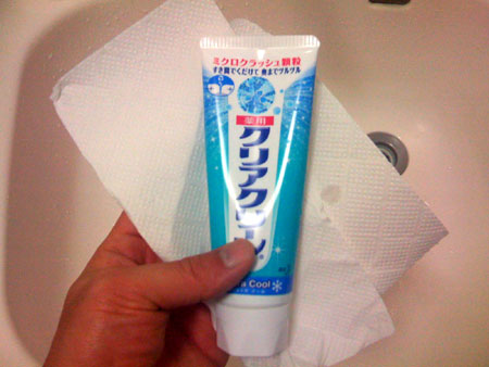 用意するモノはクッキングペーパーと、歯磨き粉。