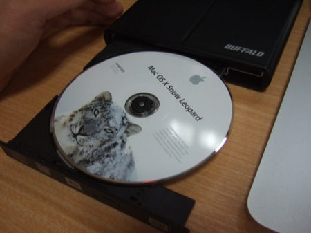 Snow LeopardをDVDドライブに挿入。