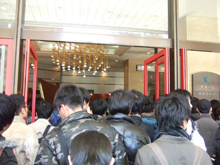 グッズ販売場は人だかりに。
